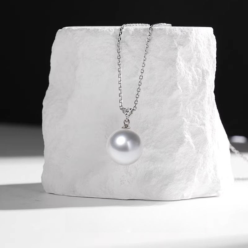 Australian white pearl pendant, 18K gold diamond necklace, high-end jewelry, saltwater pearl choker, elegant and sophisticated accessory.