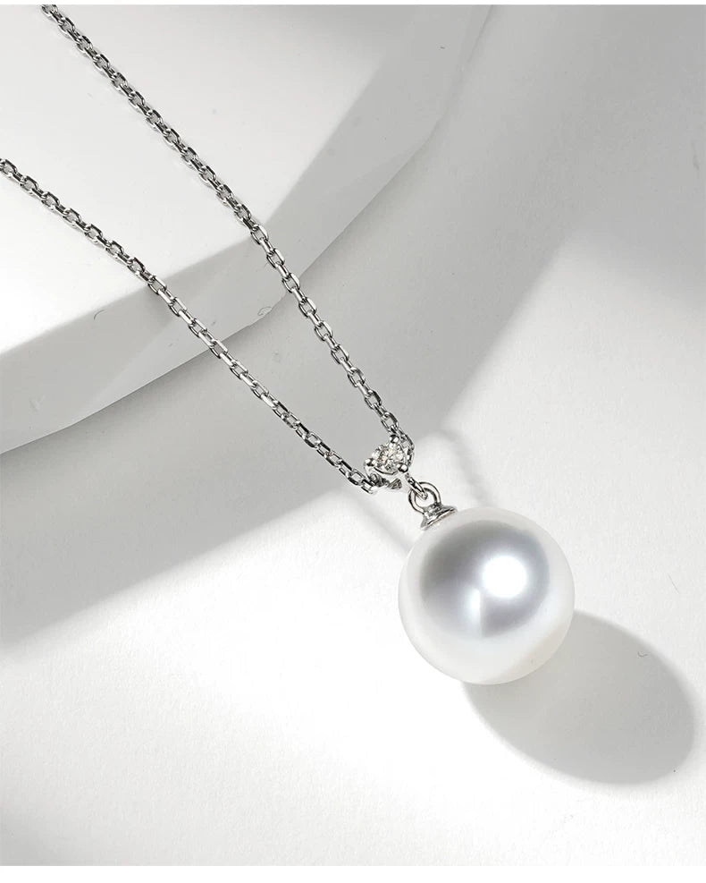 Australian white pearl pendant, 18K gold diamond necklace, high-end jewelry, saltwater pearl choker, elegant and sophisticated accessory.