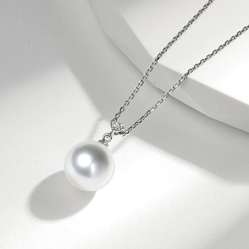 Australian white pearl pendant, 18K gold diamond necklace, high-end jewelry, saltwater pearl choker, elegant and sophisticated accessory.