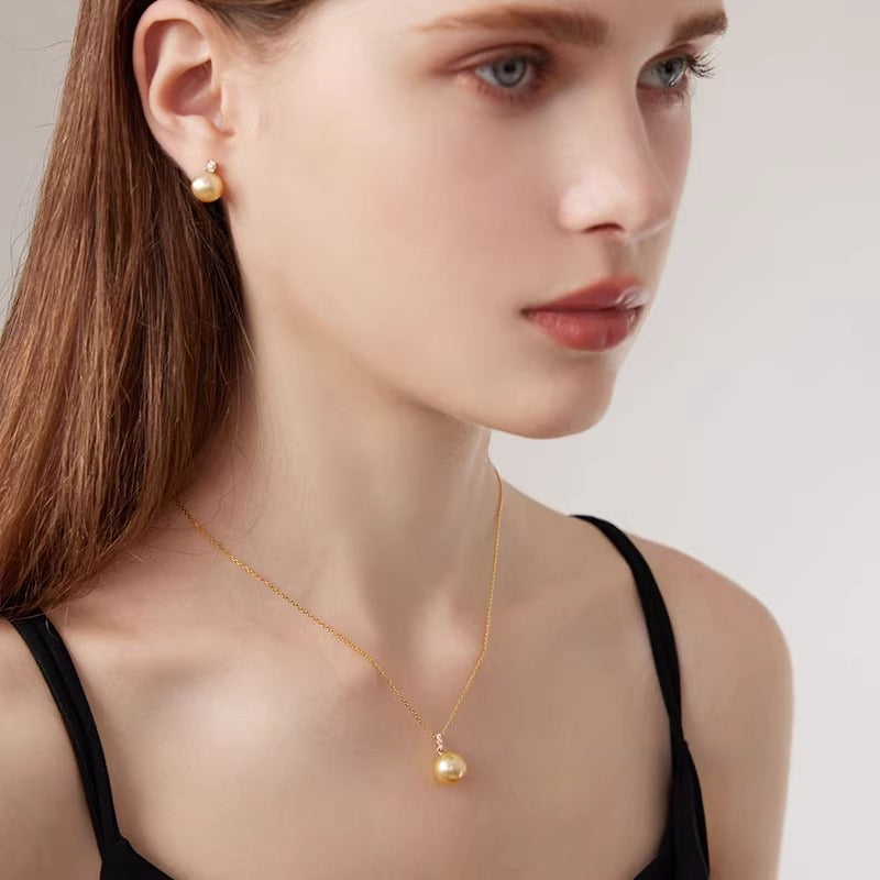 South Sea Golden Pearl Pendant 18K Gold Three-Diamond Necklace Seawater Pearl Choker Clavicle Chain Pendant High-End Jewelry
