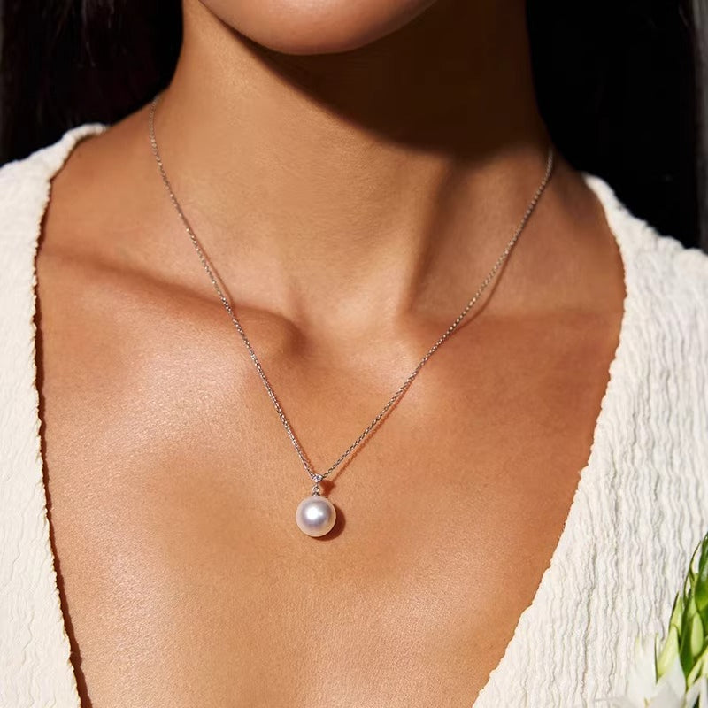 Australian white pearl pendant, 18K gold diamond necklace, high-end jewelry, saltwater pearl choker, elegant and sophisticated accessory.