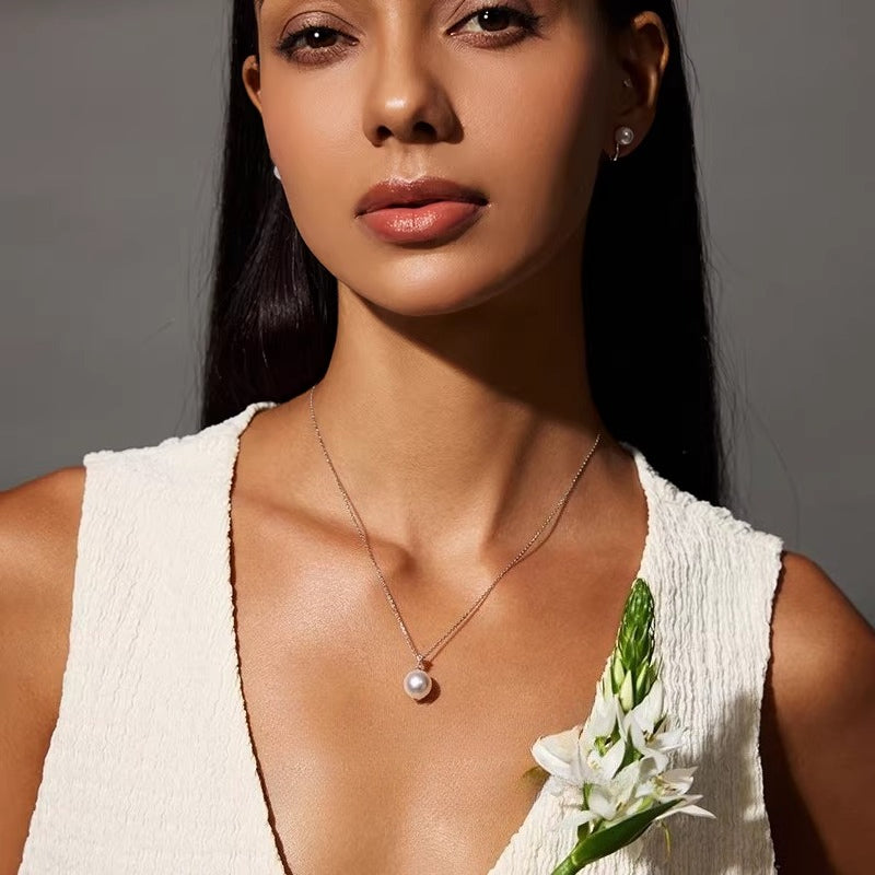 Australian white pearl pendant, 18K gold diamond necklace, high-end jewelry, saltwater pearl choker, elegant and sophisticated accessory.
