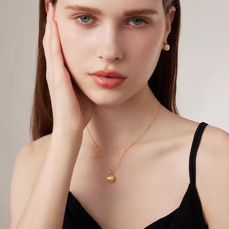 South Sea Golden Pearl Pendant 18K Gold Three-Diamond Necklace Seawater Pearl Choker Clavicle Chain Pendant High-End Jewelry